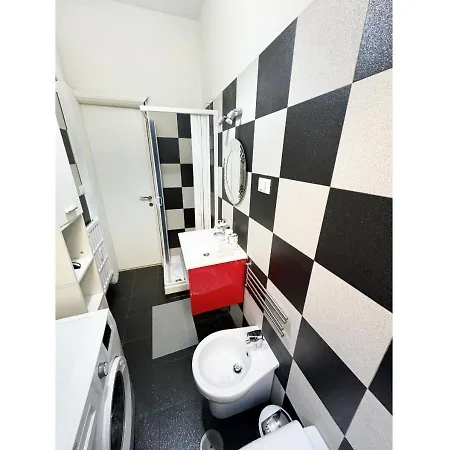 Ross House - Metro B Roma